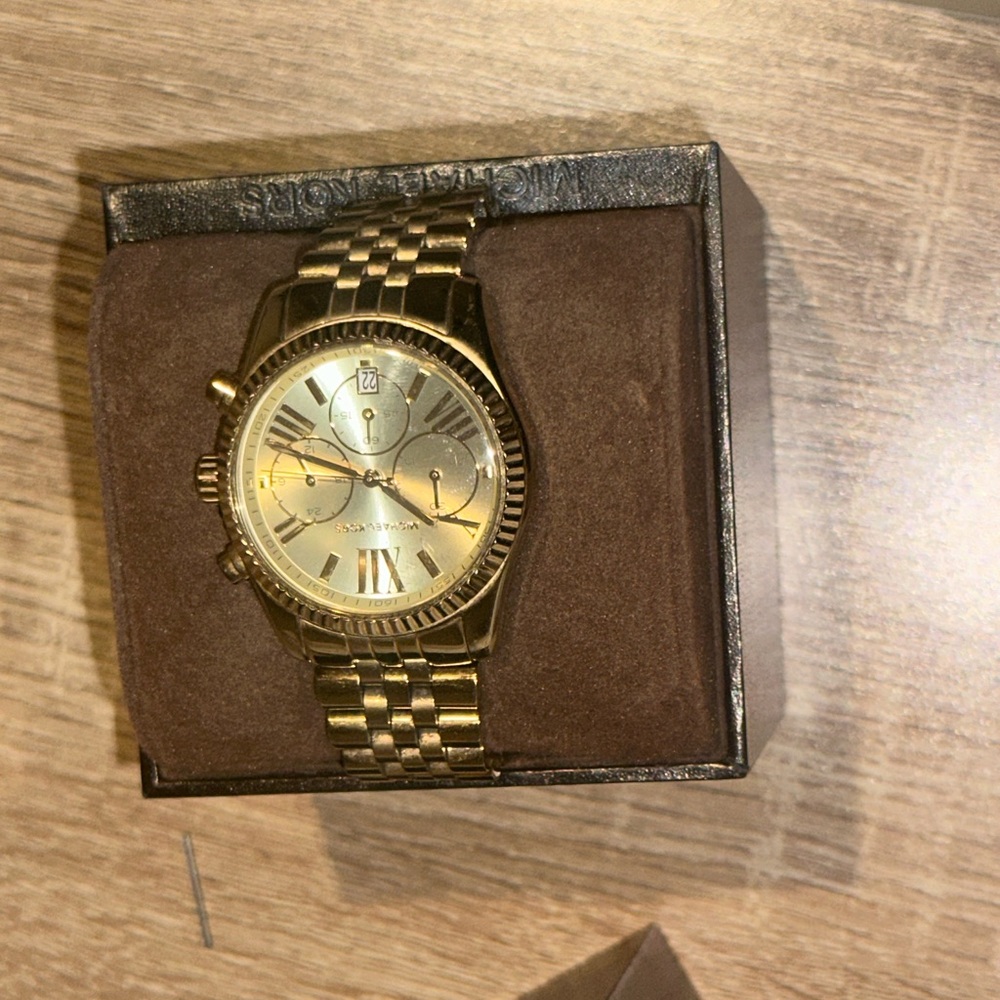 GOLD MICHAEL KORS WATCH